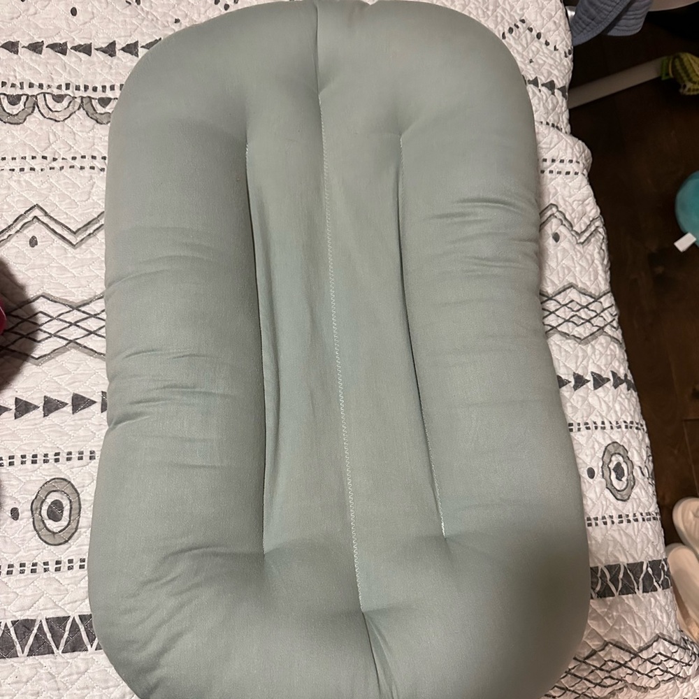 Snuggle me organic lounger